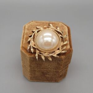 JERI-LOU Gold Tone Faux Pearl Scarf Clip